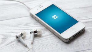 In questa immagine l'interfaccia di linkedin su un cellulare. L'immagine è stata utilizzata da Factory Communication per presentare le nuove funzionalità dei gruppi su linkedin