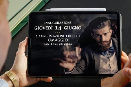la locandina dell'inaugurazione del Tumbler Speakeasy visualizzata su un ipad
