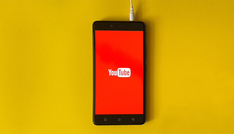 in questa immagine l'interfaccia di YouTube visualizzata su un cellulare.