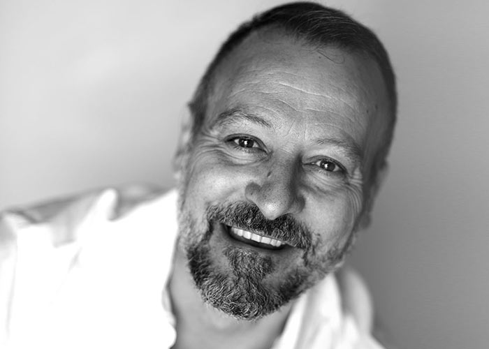 In questa fotografia in bianco e nero Donato Cremonesi. CEO e Founder di Factory Communication, Agenzia Marketing, Comunicazione, Web e Social Media