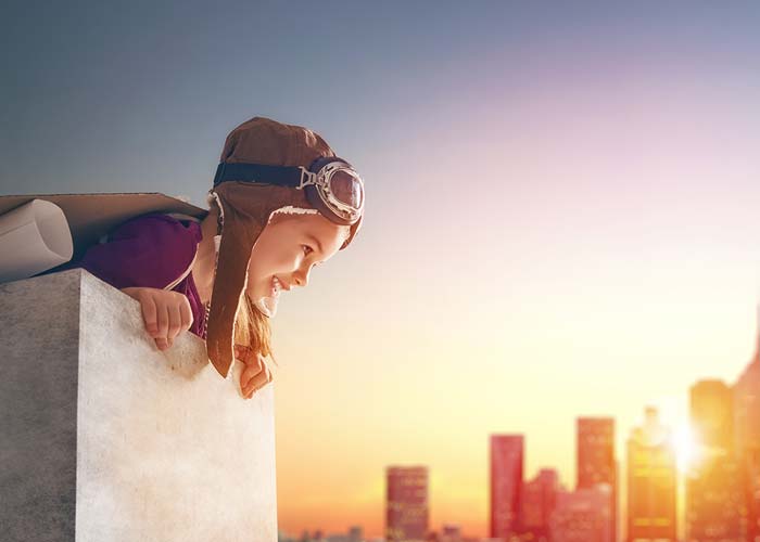 In questa fotografia un bambino che guarda, dall'alto la città. L'analisi dei competitor è come guardare dall'alto il mercato. Scoprire che cosa i nostri competitor fanno, i loro punti di forza e di debolezza.