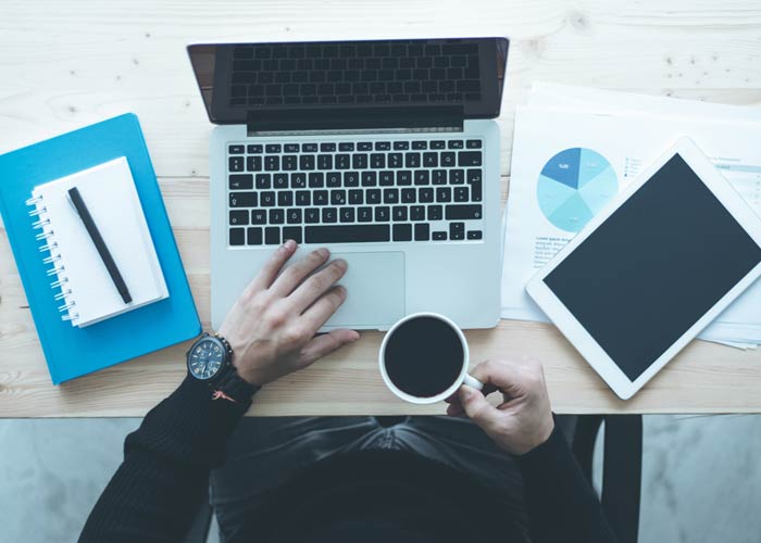 In questa foto una persona sta lavorando al computer. L'immagine è stata utilizzata per l'articolo che parla della strategia seo. Il SEO si basa sulla ricerca delle parole chiave o keyword utilizzate dagli utenti per effettuare ricerche online. Queste keywords vengono poi utilizzate per creare i contenuti del sito