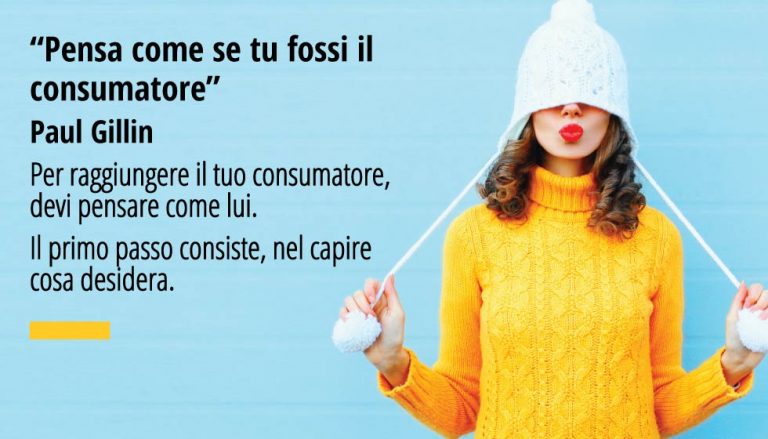 In questa foto, una simpatica e bella ragazza con un pullover giallo ed un cappello bianco in testa. Sullo sfondo un muro colore azzurro. Sulla foto la citazione di Paul Gillin “Pensa come se tu fossi il consumatore”