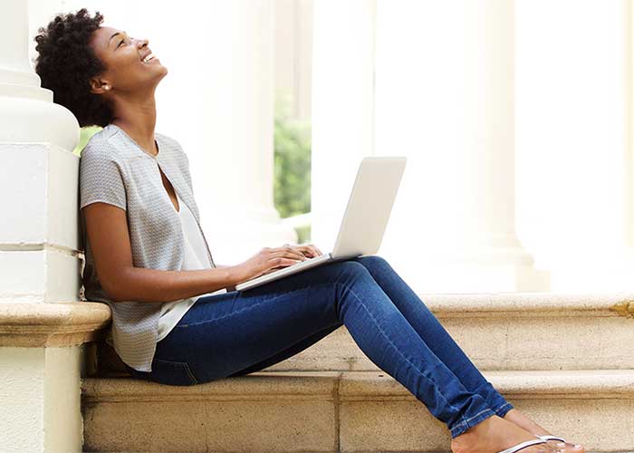 ragazza che scrive con un computer portatile