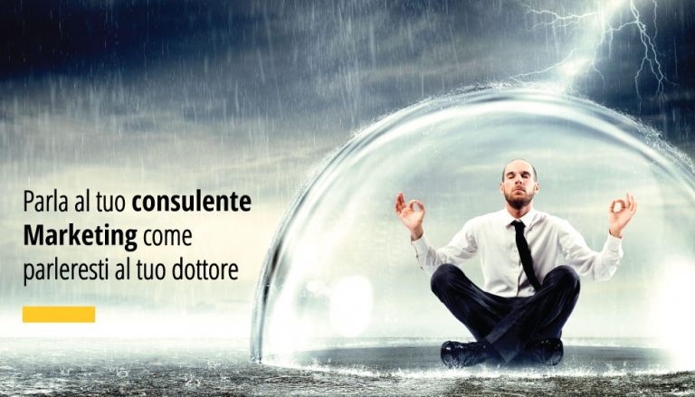 In questa immagine un uomo di marketing seduto sotto una bolla di vetro. In over la scritta "Parla al tuo consulente Marketing come parleresti al tuo dottore"