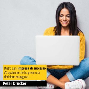 Citazione di Peter Drucker "Dietro ogni impresa di successo c’è qualcuno che ha preso una decisione coraggiosa."