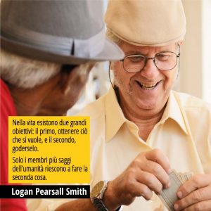 In questa immagine due persone giocano a carte. Sono felici. In over una citazione di Logan Pearsall Smith. "Nella vita esistono due grandi obiettivi: il primo, ottenere ciò che si vuole, e il secondo, goderselo. Solo i membri più saggi dell’umanità riescono a fare la seconda cosa."