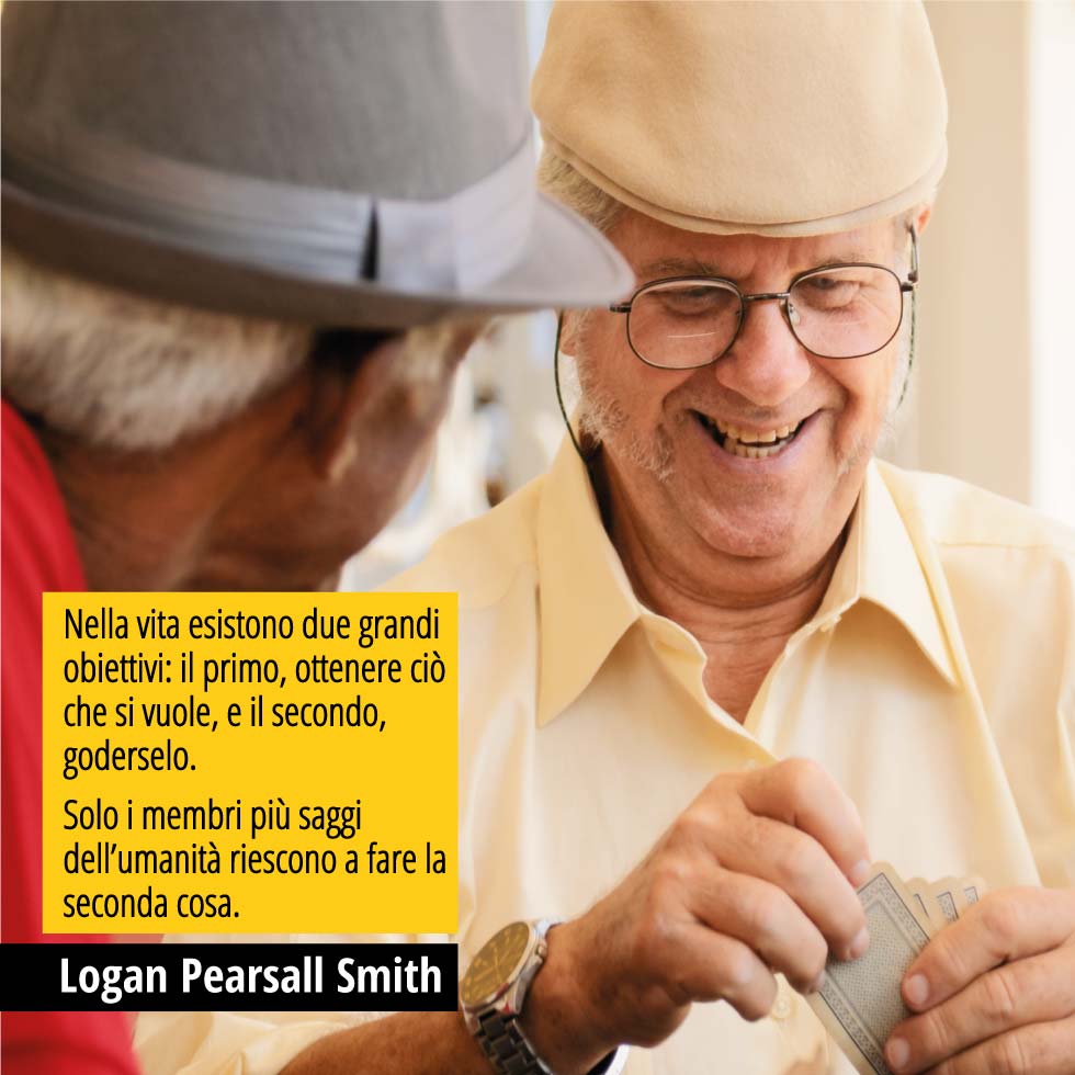 In questa immagine due persone giocano a carte. Sono felici. In over una citazione di Logan Pearsall Smith. "Nella vita esistono due grandi obiettivi: il primo, ottenere ciò che si vuole, e il secondo, goderselo. Solo i membri più saggi dell’umanità riescono a fare la seconda cosa."