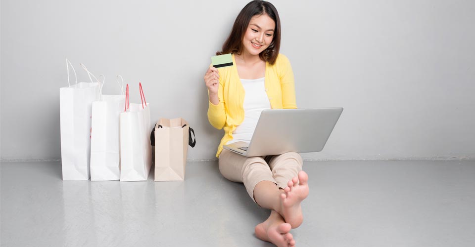 Giovane donna che compra online