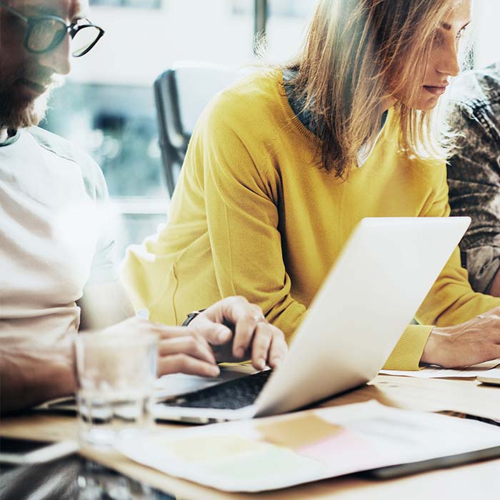 Fare content marketing significa realizzare contenuti di qualità, pubblicati sul Web, che hanno come primo obiettivo la costruzione di un legame forte con il proprio pubblico potenziale. Questo determina un incremento della visibilità del Brand e del relativo business.