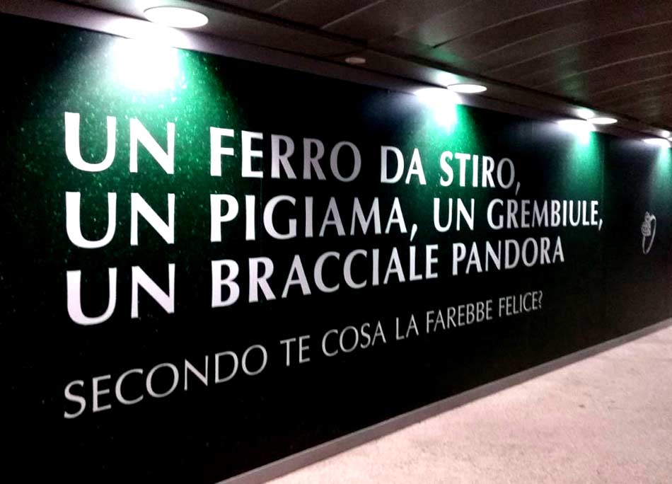 “Un ferro da stiro, un pigiama, un grembiule, un bracciale Pandora: secondo te cosa la farebbe felice?”