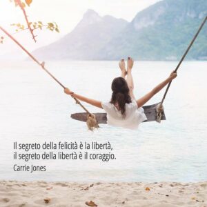 Citazione di Carrie Jones "Il segreto della felicità è la libertà, il segreto della libertà è il coraggio".