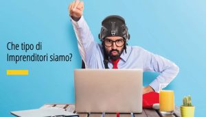 In questa fotografia un imprenditore in atteggiamento simpatico di super eroe. In over la scritta "Che tipo di imprenditori siamo"