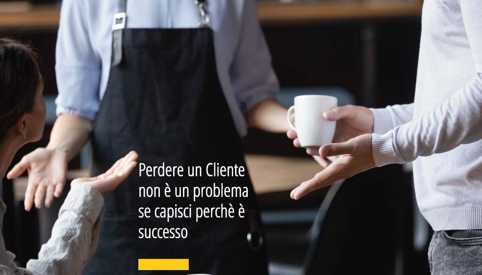 In questa immagine, due persone in un bar discutono con la cameriera. In over la scritta "Perdere un Cliente non è un problema se capisci perchè è successo". L'immagine è stata utilizzata sul sito di Factory Communication per l'articolo che parla di come gestire le relazioni con i Clienti. Come fare tesoro di un'esperienza negativa per migliorare l'approccio e la gestione delle relazioni con i clienti