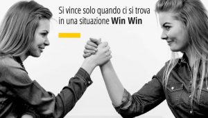 In questa immagine due giovani ragazze si stanno sfidando a "braccio di ferro". In over la scritta "Si vince solo quando ci si trova in una situazione Win Win". L'immagine è allegata all'articolo realizzato dall'Agenzia Factory Communication che parla di Spiritual Business. Il focus dell'articolo è: Strappare un contratto con il massimo sconto, approfittandoci delle debolezze del fornitore, non è mai una vittoria. E' una sconfitta per entrambe le parti
