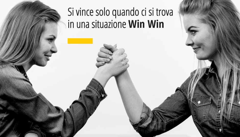 In questa immagine due giovani ragazze si stanno sfidando a "braccio di ferro". In over la scritta "Si vince solo quando ci si trova in una situazione Win Win". L'immagine è allegata all'articolo realizzato dall'Agenzia Factory Communication che parla di Spiritual Business. Il focus dell'articolo è: Strappare un contratto con il massimo sconto, approfittandoci delle debolezze del fornitore, non è mai una vittoria. E' una sconfitta per entrambe le parti