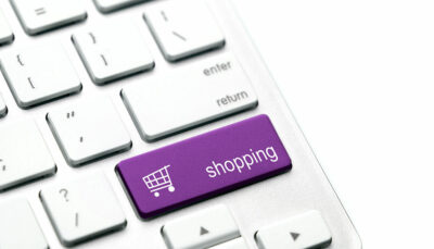 tasto invio della tastiera di un computer trasformato in tasto Shopping