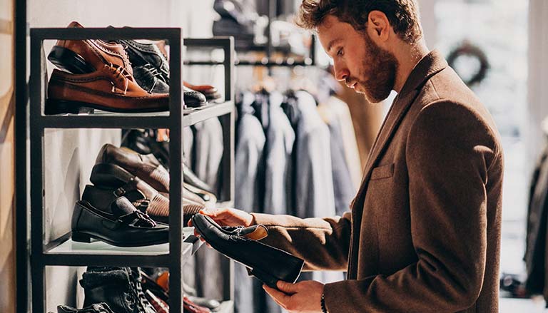 in questa fotografia un uomo sta acquistando un paio di scarpe