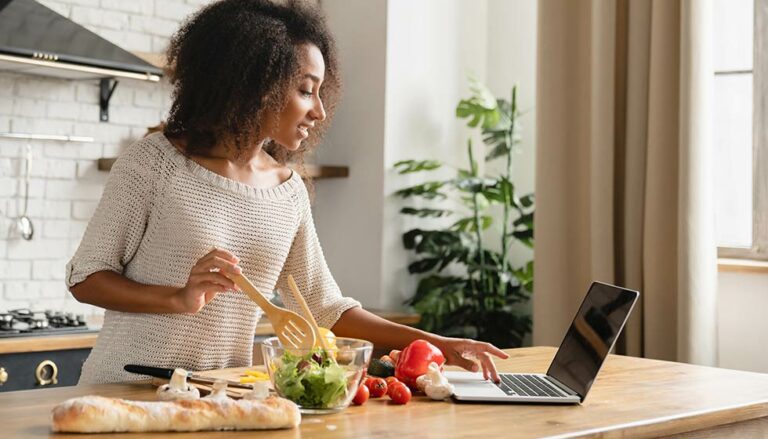 In questa immagine una donna sta cercando una ricetta su Google. L'immagine è stata utilizzata per spiegare quali sono le informazioni utili del SEO copywriting per posizionare un contenuto sul web