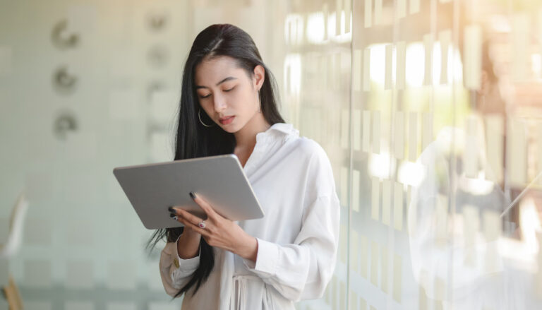 una donna sta leggendo alcune informazioni su un tablet