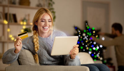 una donna sta effettuando un acquisto con carta di credito su un eCommerce