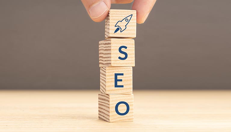 3 cubetti di legno con 3 lettere seo