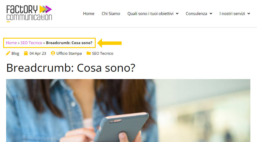 Esempio di breadcrumb presenti sulle pagine del sito di Factory Communication. Sono evidenziati con una freccia gialla