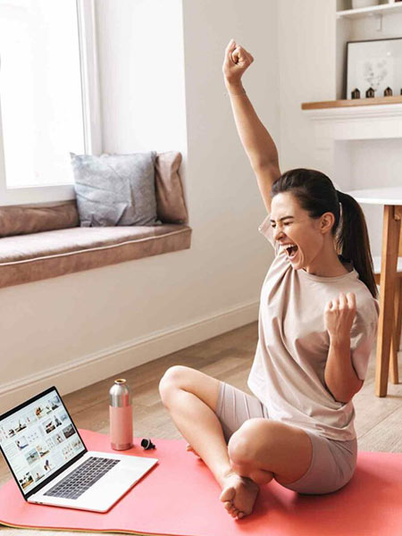 ragazza festeggia davanti ad un computer