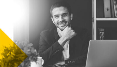 foto bianco e nero di un imprenditore sorridente