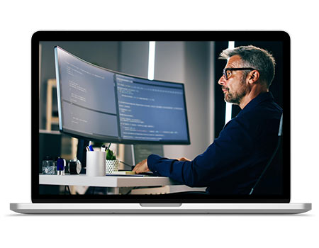 un tecnico sviluppatore sta lavorando al computer