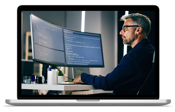 un tecnico sviluppatore sta lavorando al computer