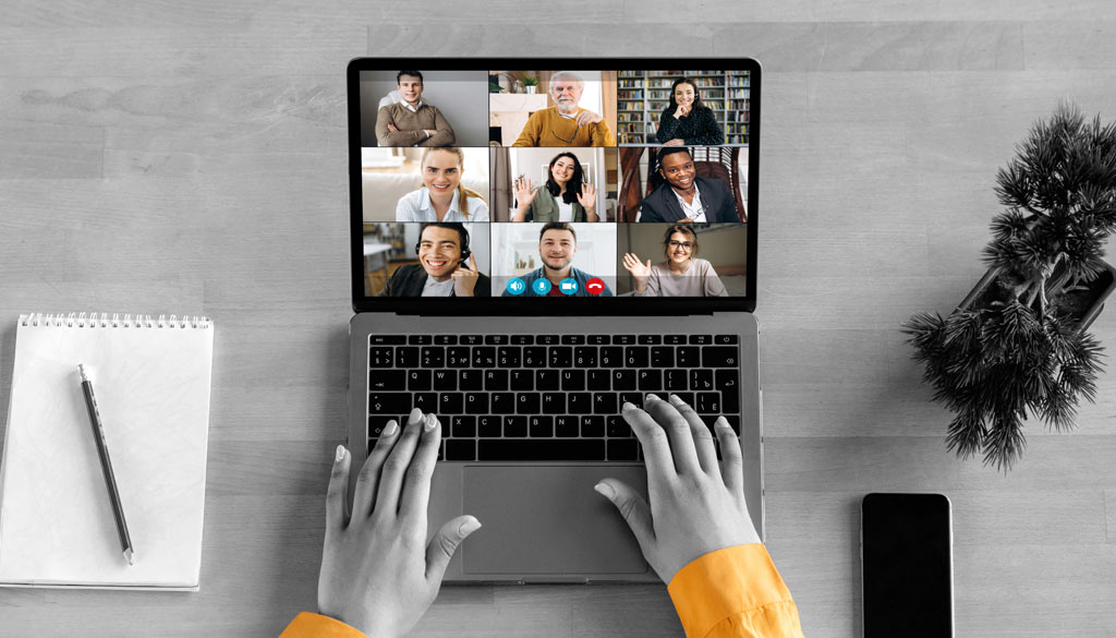 Persone che stanno realizzando una video conferenza su un computer portatile
