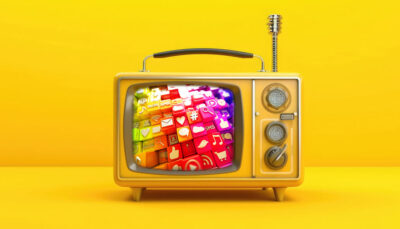 televisione gialla su sfondo giallo che proietta le icone dei social