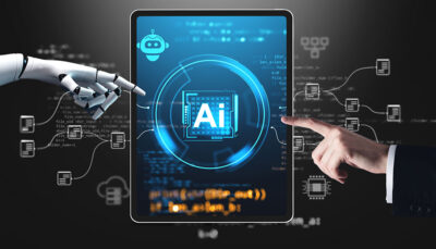 mano umana che si incontra con una mano di un robot, sullo sfondo un tablet co una immagine che simboleggia la AI