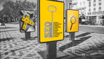 3 cartelloni pubblicitari con alcune scritte relative alle strategie SEO, posizionati in una piazza
