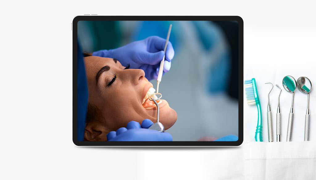 una paziente durante una visita di controllo da un dentista