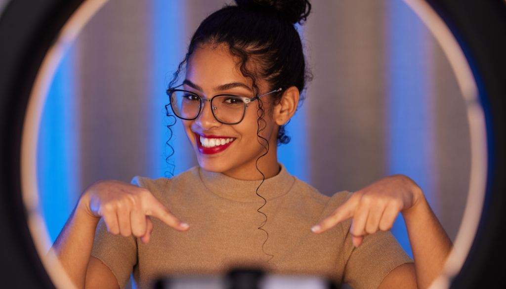 donna in creazione contenuti video