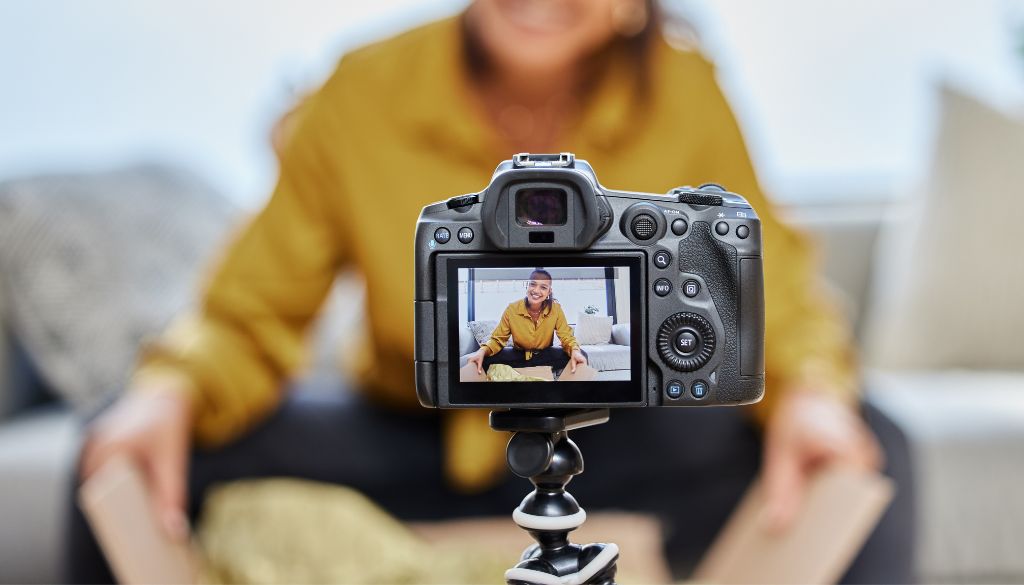 ragazza in camera fotografica registra video