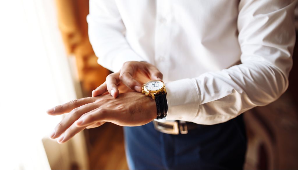 uomo indossa orologio 