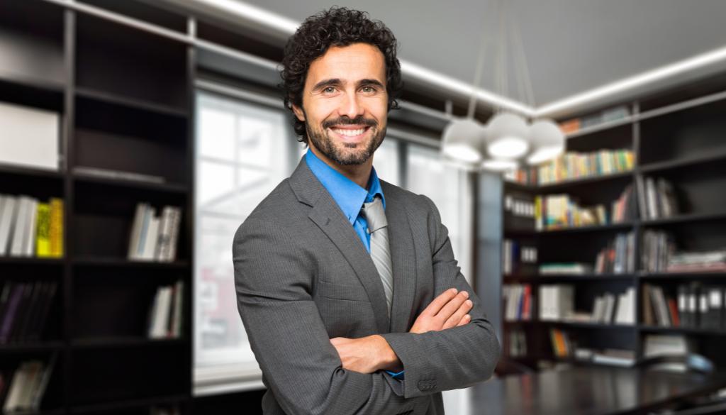 Uomo elegante che lavora in uno studio legale
