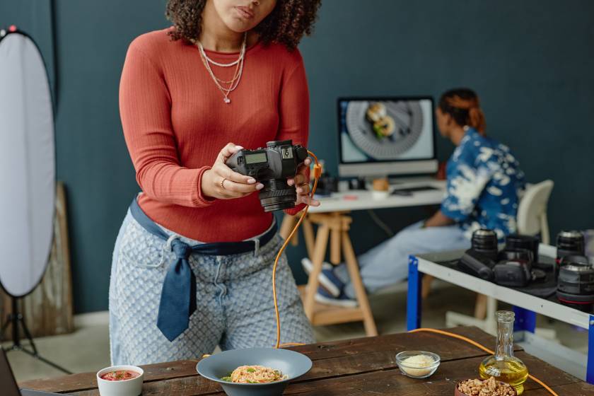 influencer donna produce video e contenuti per brand food