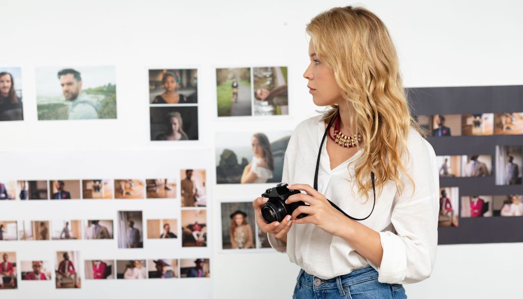 talent fotografa in fase di creazione contenuti