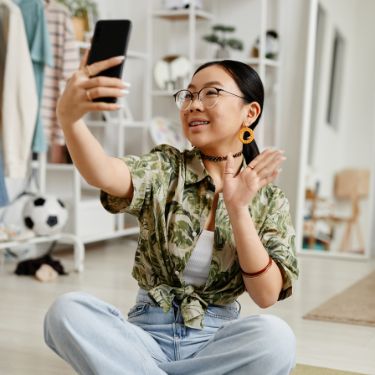 ragazza crea contenuti lifestyle e video selfie per i social