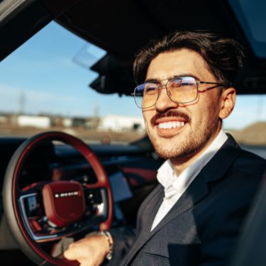 uomo guida un'automobile