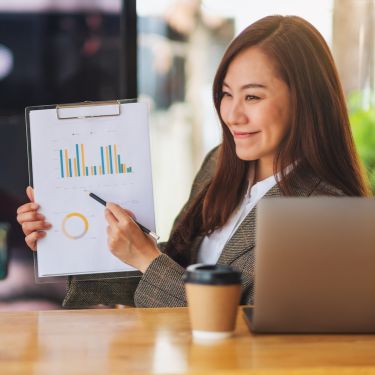 una ragazza sta mostrando dei grafici al suo pubblico social