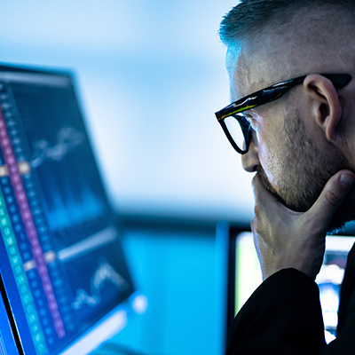 un manager sta analizzando i dati finanziari su un monitor