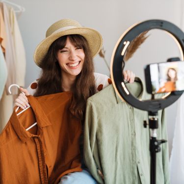 ragazza mostra degli abiti sui social