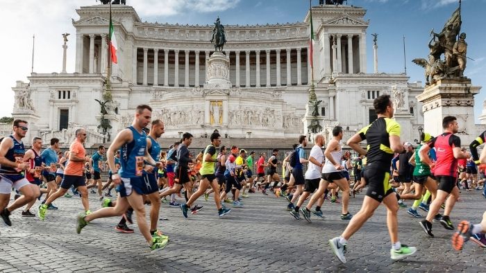 maratoneti difronte l'altare della patria