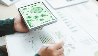 Persona con tablet in mano sul quale &egrave; visualizzata una immagine di colore verde che visualizza un flusso dati