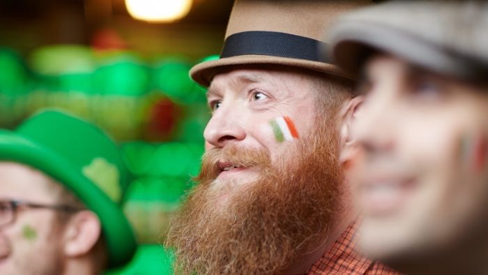 uomo con barba a san patrizio